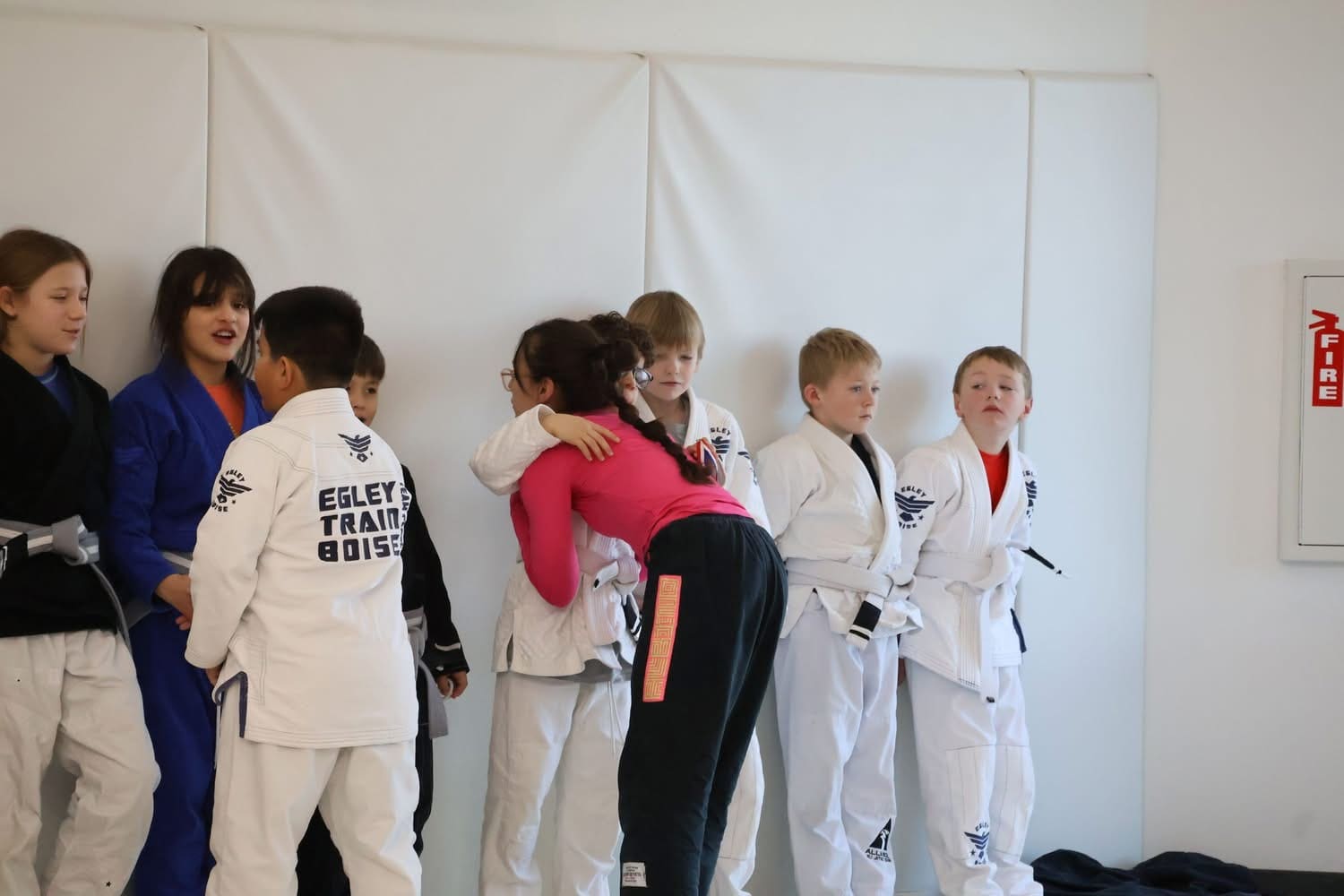 A Brazilian Jiu-Jitsu course for kids BJJ practitioners provides a well-structured class that supports mental health, promotes self-control, and ensures a fair playing field from white belt to black belt, where they learn new techniques and experience a win-win journey from their first class onward.